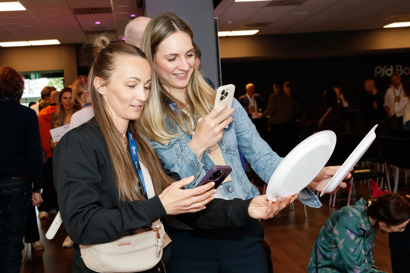 Zwei Frauen fotografieren mit ihren Smartphones ihre Pancake Portraits auf einer Tagung