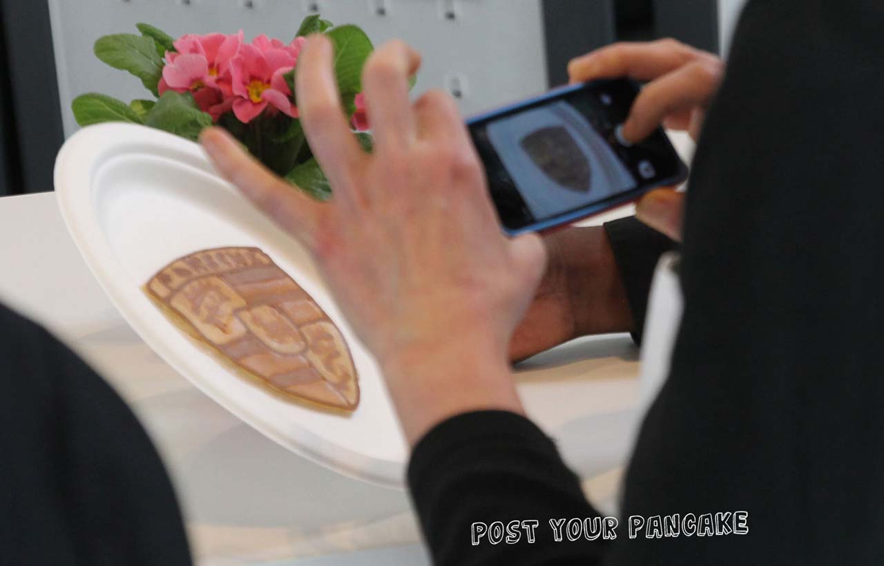 Zwei Pancake-Porträts, festlich präsentiert